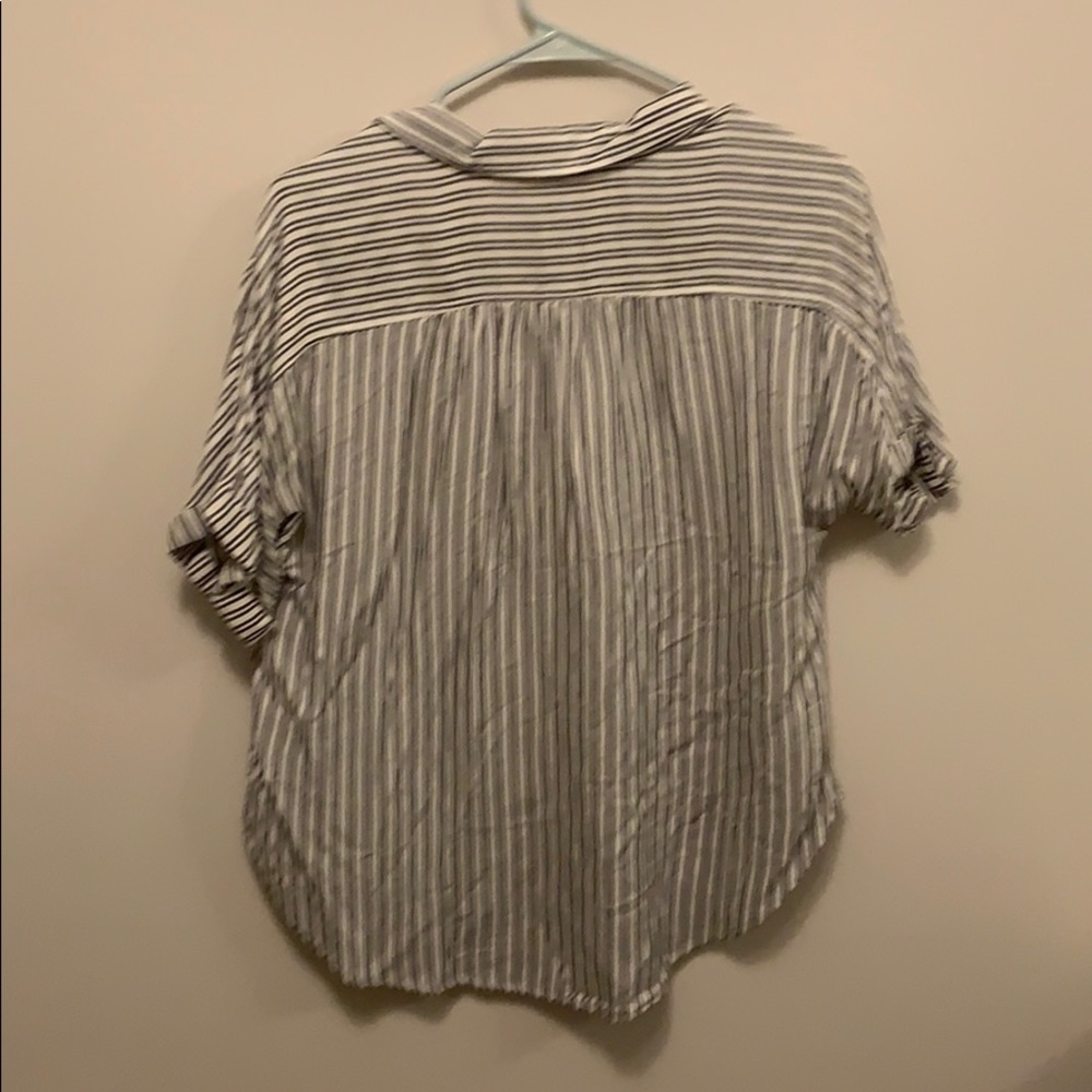 Button up Universal Thread top - Picture 3 of 3
